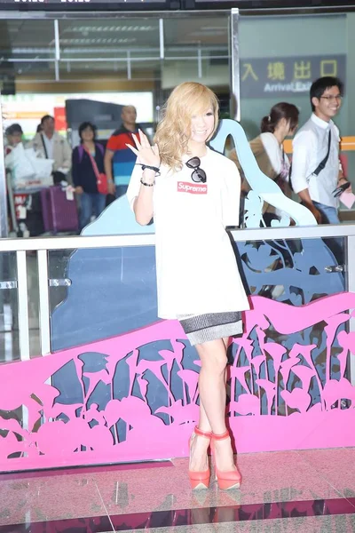 Japanese Singer Kumi Koda Waves Fans Media Taipei Songshan Airport — Stock Photo, Image