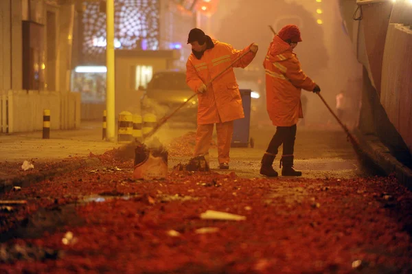 Los Trabajadores Chinos Limpian Los Fuegos Artificiales Basura Petardo Una —  Fotos de Stock