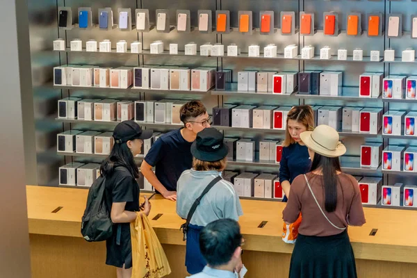 Clienții Cumpără Smartphone Uri Iphone Magazin Apple Din Hong Kong — Fotografie, imagine de stoc
