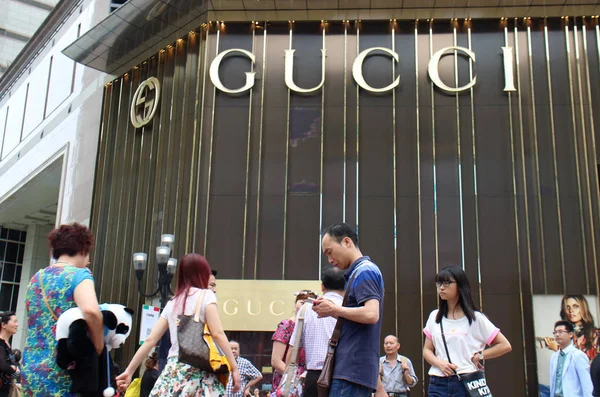 Los Peatones Pasan Por Una Tienda Boutique Gucci Chongqing China — Foto de Stock
