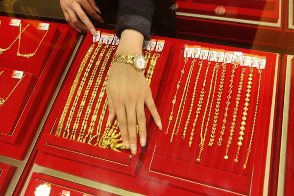 Bir Çalışan Rizhao Şehrinde Bir Kuyumcuda Altın Süs Eşyaları Yerleştirir — Stok fotoğraf