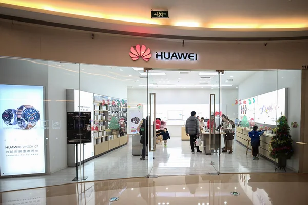 Los Clientes Son Vistos Una Tienda Huawei Ciudad Chengdu Provincia —  Fotos de Stock