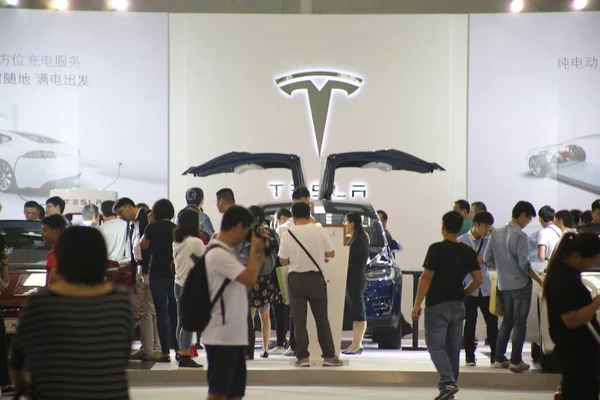 Gente Visita Stand Tesla Durante 14ª Exposición Internacional Automóviles China — Foto de Stock