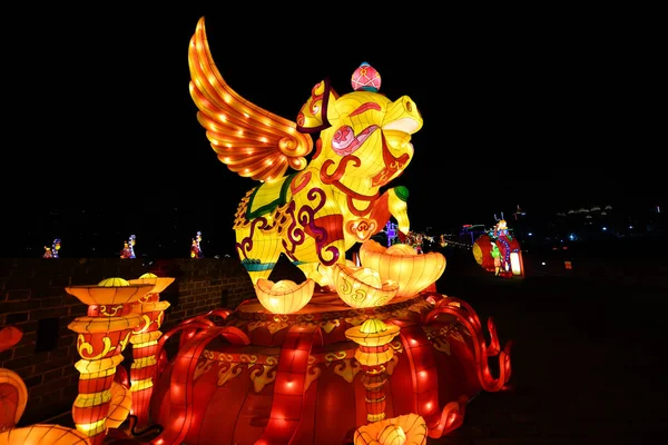 Los Turistas Visitan Festival Linternas Para Saludar Próximo Año Nuevo — Foto de Stock