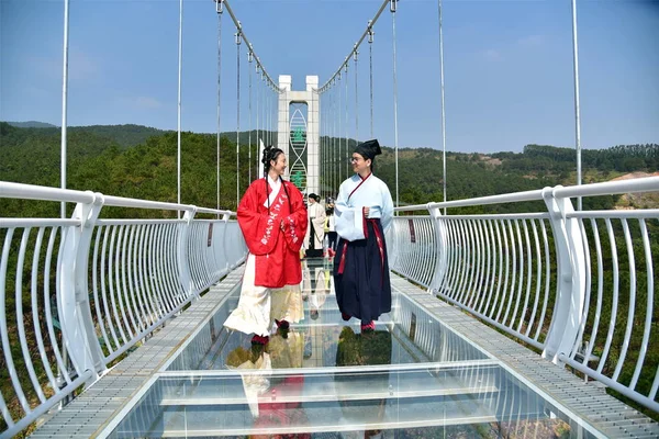 Модели Одетые Ханьфу Традиционные Китайские Костюмы Позируют Стеклянном Мосту Городе — стоковое фото