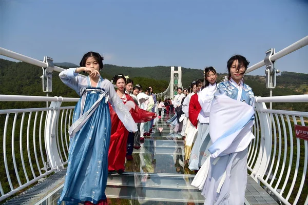 Modelos Vestidos Con Hanfu Trajes Tradicionales Chinos Posan Puente Fondo — Foto de Stock