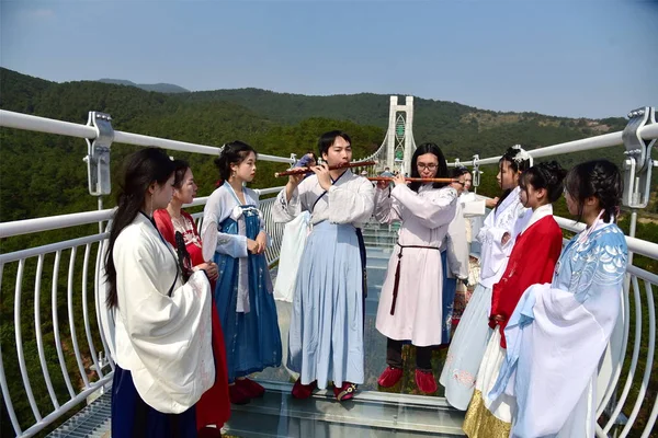 Modelos Vestidos Con Hanfu Trajes Tradicionales Chinos Posan Puente Fondo — Foto de Stock