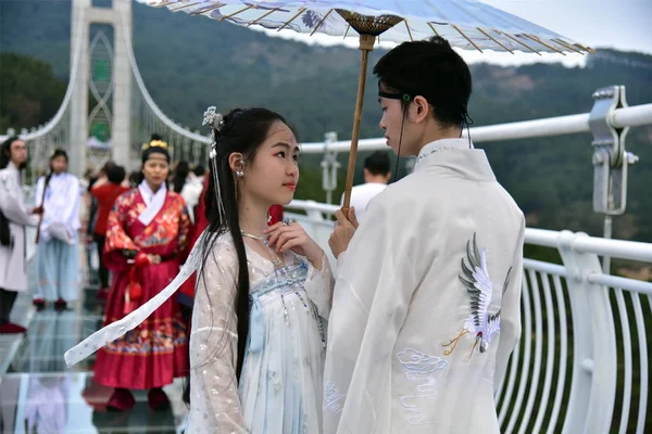 Modelos Vestidos Con Hanfu Trajes Tradicionales Chinos Posan Puente Fondo — Foto de Stock