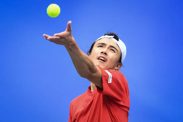 Taro Daniel Del Giappone Serve Contro Zhang Della Cina Nella — Foto Stock