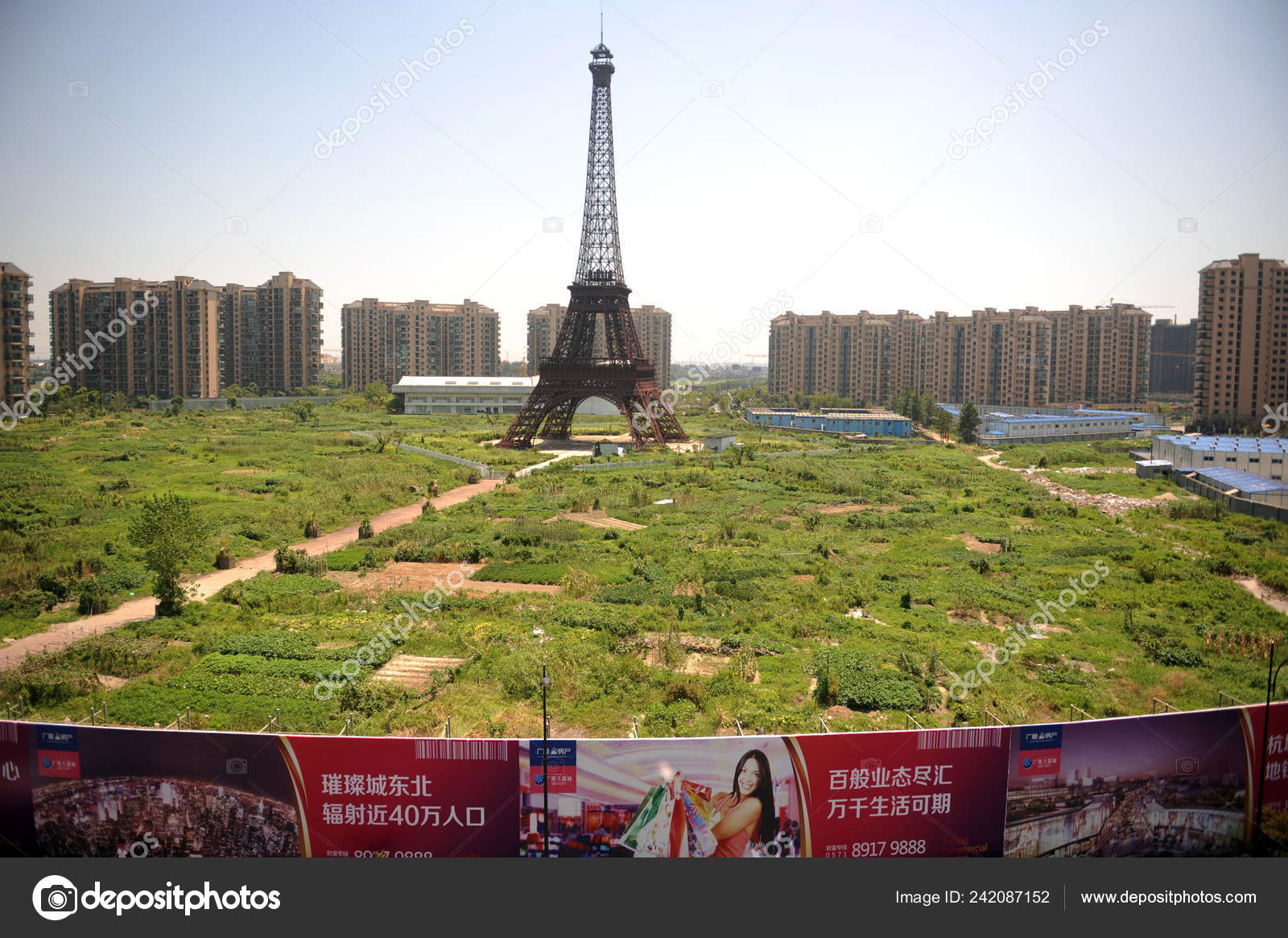 Half Sized Copy Eiffel Tower Pictured Tianducheng Small Chinese Community –  Stock Editorial Photo © ChinaImages #242087152