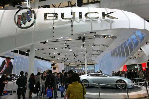 Los Visitantes Observan Los Coches Buick General Motors Durante 15ª —  Fotos de Stock