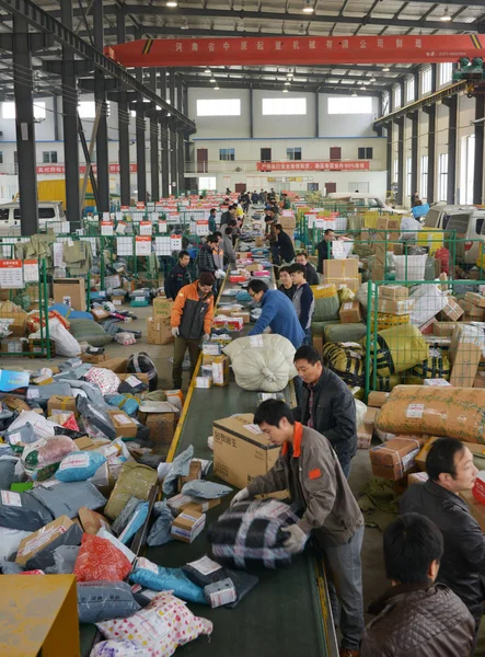 Los Trabajadores Chinos Clasifican Paquetes Mayoría Los Cuales Provienen Compras — Foto de Stock