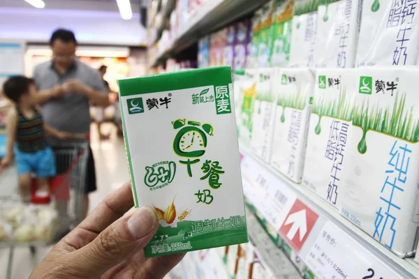 Chinese Customer Buys Carton Mengniu Milk Supermarket Xuchang Central Chinas — Stock Photo, Image