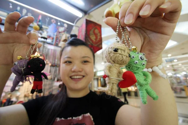 中国の女の子は 2006年5月18日 中国東部江蘇省南京の店でブードゥー人形を見せる — ストック写真