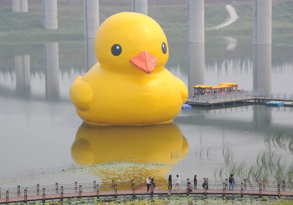 Los Espectadores Reúnen Para Ver Pato Amarillo Gigante Diseñado Por — Foto de Stock