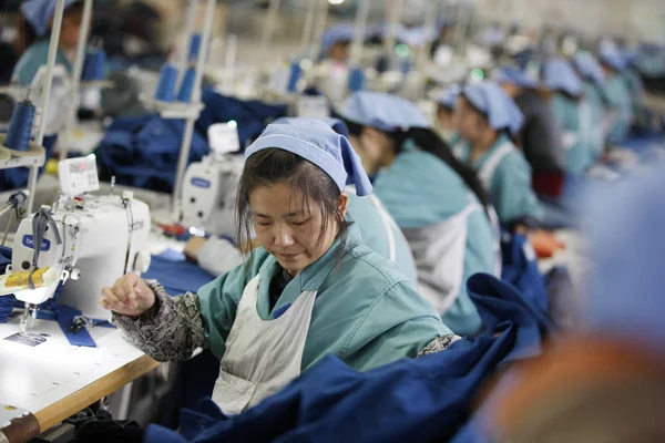 노동자 바느질 안후이 2013에서에서 공장에서 유럽에 수출을 — 스톡 사진