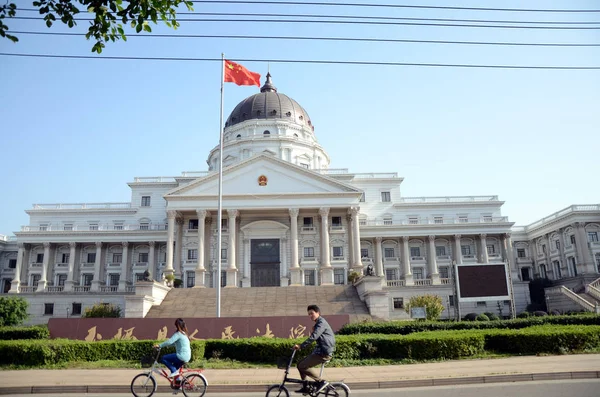 Ciclistas Passam Pelo Tribunal Condado Yuhuan Uma Réplica Capitólio Dos — Fotografia de Stock