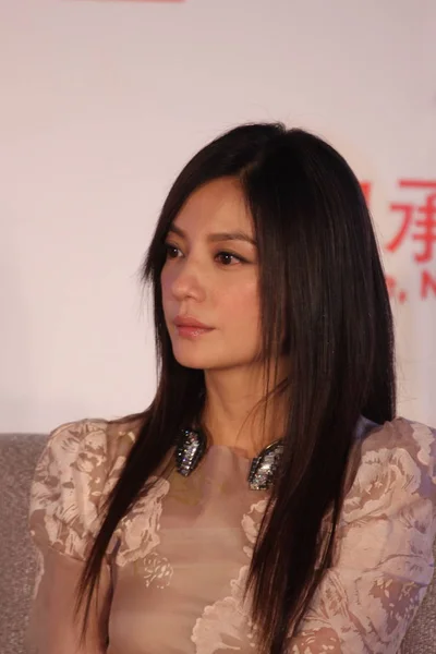 2012年2月12日 中国女星赵薇在中国北京举行的新片 首映式仪式上合影 — 图库照片