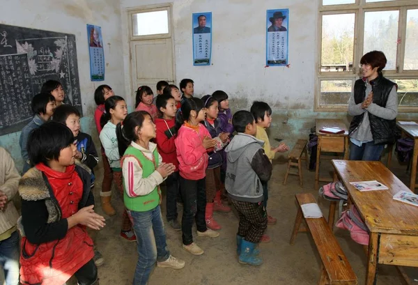 File Teacher Gives Lesson Pupils Shabby Classroom Dapotou Primary School — стоковое фото