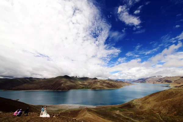 新婚夫婦がナガルゼ郡のヤムドロック湖の前で写真を撮る 中国南西部チベット自治区 2013年6月23日 — ストック写真