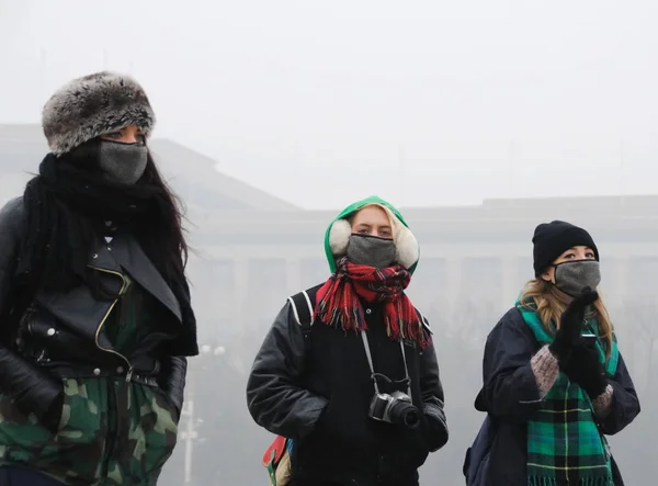 Иностранные Туристы Масках Посещают Площадь Тяньаньмэнь Тяжелым Смог Пекине Китай — стоковое фото