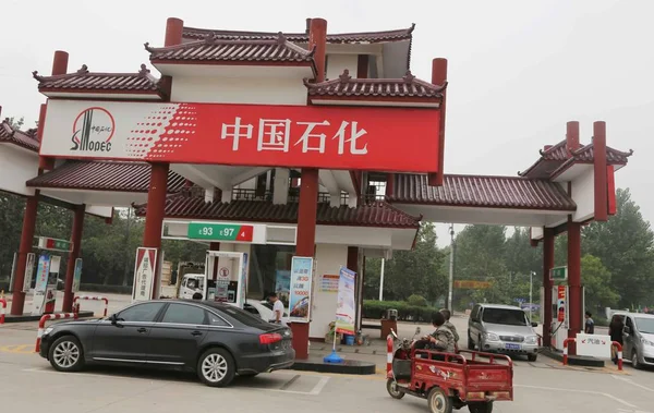 Auto Tanken Wacht Een Tankstation Van Sinopec Suzhou East Chinas — Stockfoto
