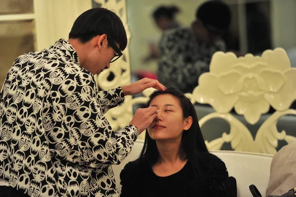 Maquillador Izquierda Empolva Cara Del Modelo Chino Chen Zijia Durante — Foto de Stock