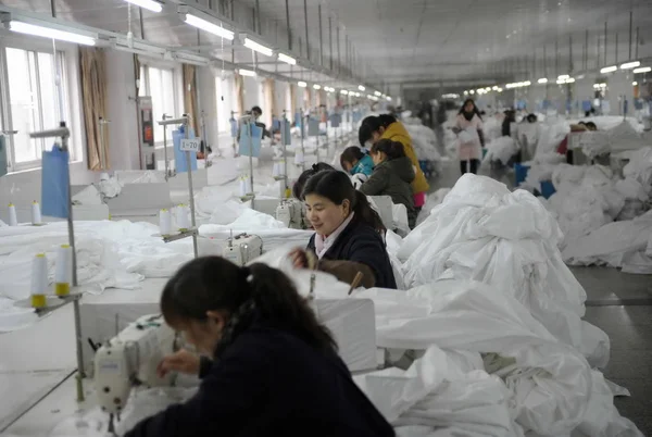 Trabajadores Hacen Edredones Una Fábrica Xiaoshan Hangzhou Provincia Zhejiang Este —  Fotos de Stock