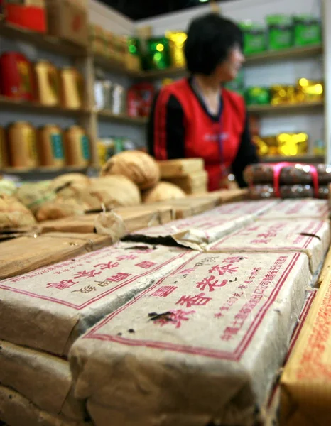 Китаянка Продает Чайный Кирпич Выставке Пекине Китай Мая 2010 — стоковое фото