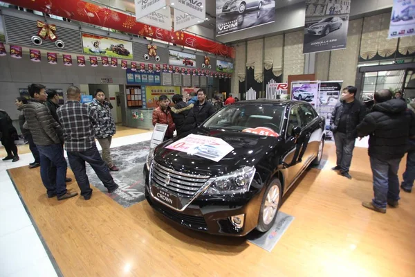 Customers Look Toyota Crown Car Car Dealship Tianjin China December — Stock Photo, Image