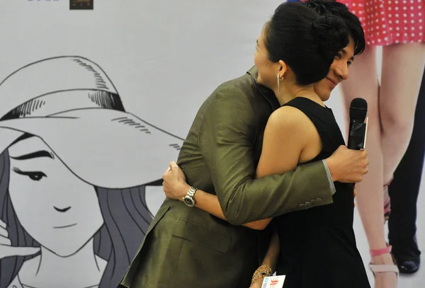 Attrice Cinese Zhang Ziyi Destra Abbraccia Attore Taiwanese Leehom Wang — Foto Stock