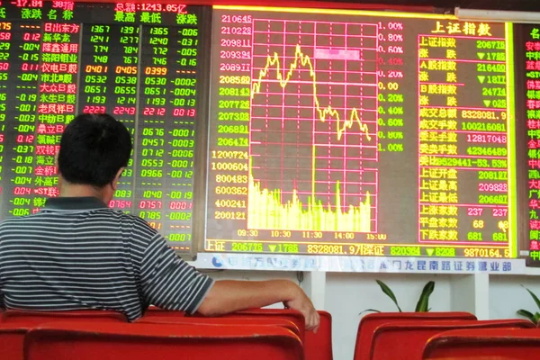 Investor Cina Melihat Indeks Saham Dan Harga Saham Merah Untuk — Stok Foto