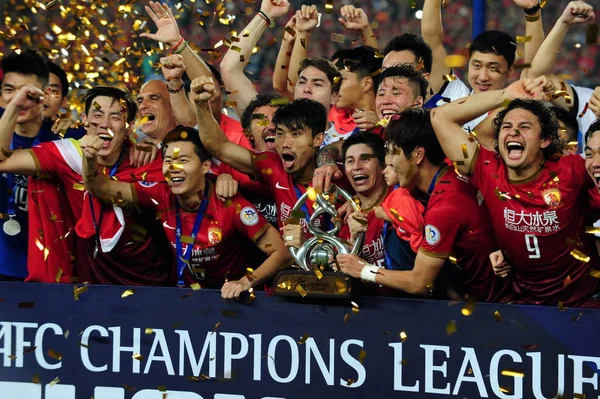 Voetballers Van Chinas Guangzhou Evergrande Vieren Het Winnen Van Afc — Stockfoto