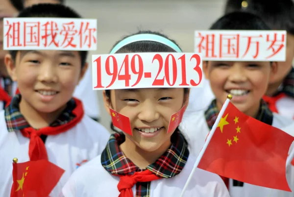 Unga Kinesiska Studenter Viftar Med Kinesiska Nationella Flaggor När Visar — Stockfoto