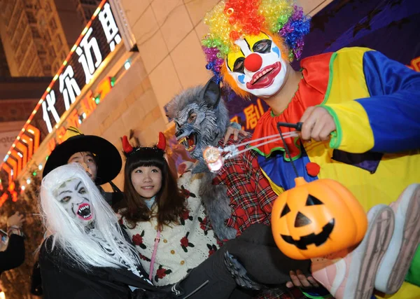 Jugendliche Halloween Kostümen Feiern Auf Einer Straße Taiyuan Provinz Shanxi — Stockfoto