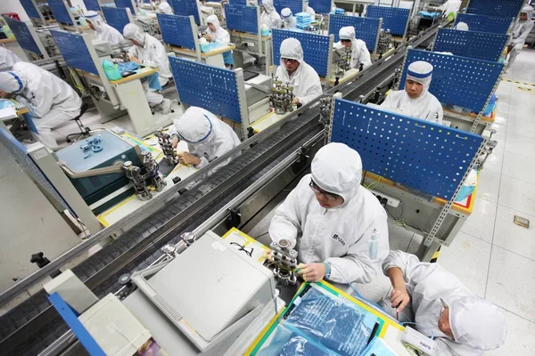 Chińscy Pracownicy Zbierają Części Fabryce Wuhan Centralnej Prowincji Chinas Hubei — Zdjęcie stockowe