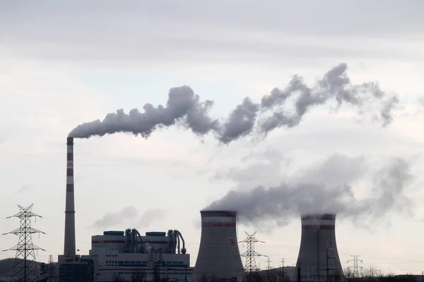 Fumo Viene Scaricato Camino Dalle Torri Raffreddamento Una Centrale Elettrica — Foto Stock