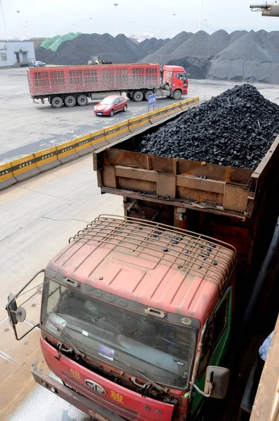 Ein Lkw Transportiert Importierte Kohle Auf Einem Kai Hafen Von — Stockfoto