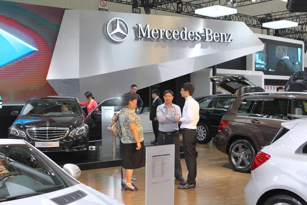 Bezoekers Kijken Naar Mercedes Benz Auto Een Auto Show Shanghai — Stockfoto