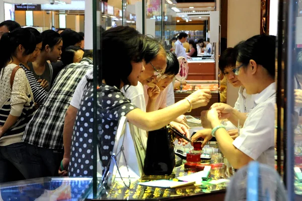 Clientes Compram Ornamentos Ouro Shopping Rua Comercial Nanjing Road Durante — Fotografia de Stock