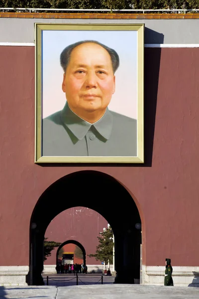 Policía Paramilitar Hace Guardia Bajo Retrato Mao Zedong Que Exhibe —  Fotos de Stock