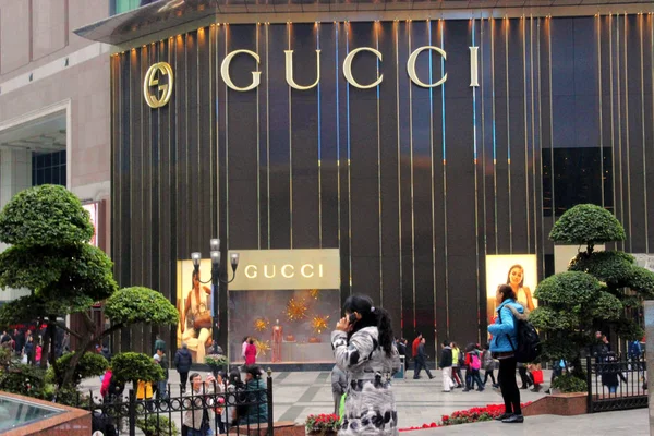 Peatón Usa Teléfono Móvil Frente Una Tienda Marca Lujo Gucci — Foto de Stock