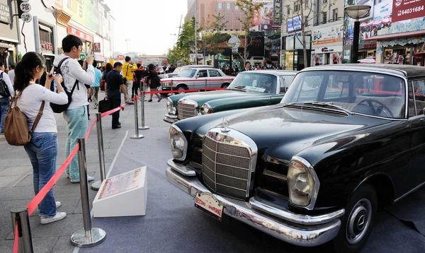 Los Turistas Miran Los Coches Antiguos Mercedes Benz Durante Classic — Foto de Stock