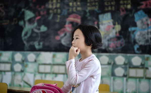 Молодая Школьница Ждет Своих Родителей Забрать Классе Школе Интернате Тайшане — стоковое фото