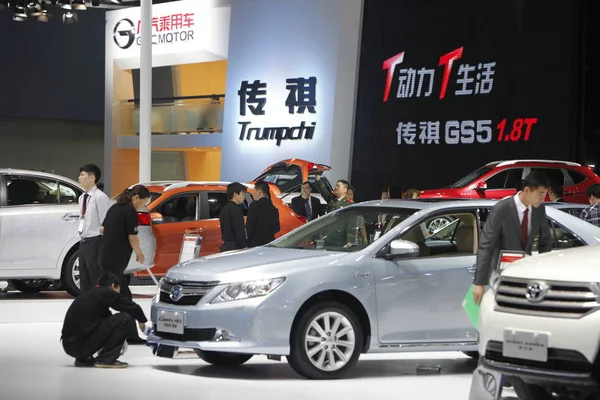 Pessoas Visitam Estande Trumpchi Gac Motor Guangzhou Automobile Group Ltd — Fotografia de Stock