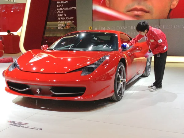 Працівник Нагрівачі Ferarri 458 Italia Спортивний Автомобіль Рамках Підготовки Китай — стокове фото