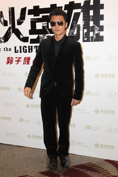 香港歌手兼演员谢志伟2013年12月19日在中国香港为他的新片 随着光明走出去 首映摆姿势 — 图库照片
