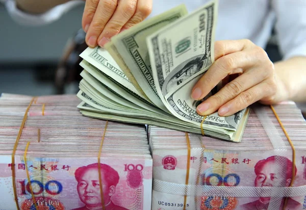 Клерк Розраховує Доларових Законопроектів Юанів Єни Юанів Рахунки Банку Qionghai — стокове фото