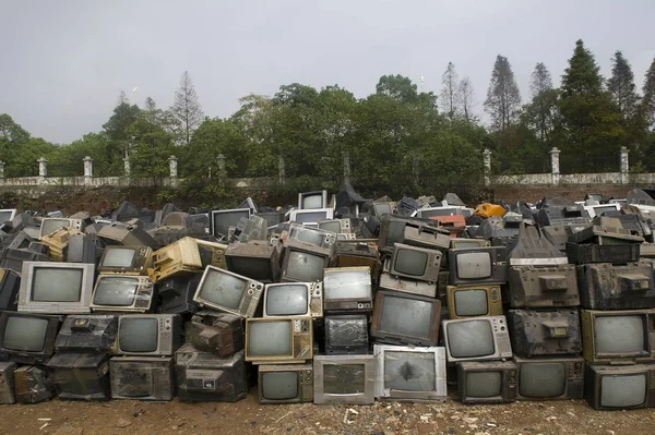 リサイクルされる廃棄された古いCrt 陰極線管 の何千ものテレビセットは 中国中央省 湖南省の珠州市のヤードに積み重ねられています 2013年8月26日 — ストック写真