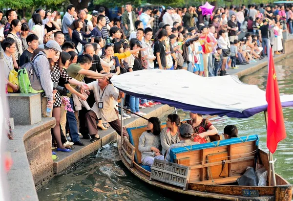 Touristen Stehen Während Des Nationalfeiertages Hangzhou Provinz Zhejiang Westlichen See — Stockfoto